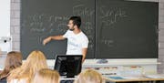 Ein 3. Klässler erklärt seinen Mitschülern als Lehrer französische Grammatik. (Bild: PD)