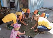Gemeinsam wird eine Blache geputzt. Auch das gehört zum Pfadi-Leben. (Bild: PD)