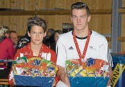 Die beiden ausgezeichneten Schönholzerswiler Sportler: Kunstturner Marco Müller und Nationalturner Lars Hugelshofer. (Bild: Rudolf Steiner)