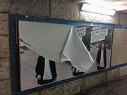 Auch das Plakat von Monika Gähwiler-Brändle in der Bahnhofunterführung musste dran glauben. (Bild: pd)