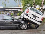 Auf der Motorhaube kam das Auto zum Stillstand. (Bild: Landespolizei)