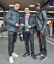 Faik Hiseni und Fedon Hyseni sammeln Unterschriften für Yaya Baldeh (rechts). (Bild: Olaf Kühne)