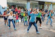 Am Samstagvormittag zwischen Hilde Market und Bäckerei Truniger: Ein Flashmob aus Jung und Alt erregt Aufsehen. (Bild: Andreas Taverner)