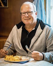Jörg Stehrenberger isst Schnitzel mit Pommes frites und Cocktailsauce. (Bild: Reto Martin)