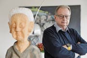 Alex Bänninger wohnt und lebt von Kunstwerken umgeben; im Vordergrund die Holzskulptur «Omi» von Helmut Wenczel. (Bild: Donato Caspari)