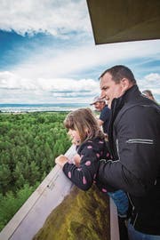 Erste Besucher geniessen die Aussicht vom Turm. (Bild: Reto Martin)
