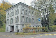 Zu verkaufen – das Schulhaus Bunt mit ehemaligem Kindergarten. (Bild: Hansruedi Kugler)