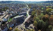 Auf der rechten Seite der Waldeggstrasse befinden sich die drei Liegenschaften, welche der Gemeinderat veräussern will – im Vordergrund der Werkhof. (Bild: Olaf Kühne)