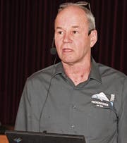 Trübe Aussichten für Fluss und Kasse: Markus Brunner, Präsident des Fischereivereins Thur, setzte bei den Mitgliedern eine Senkung des Mitgliederbeitrages durch. (Bild: Christof Lampart)