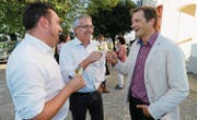 FDP-Kreisparteipräsident Raphael Frei und der neue FDP-Gemeinderat Markus Lanter stossen mit Roland Brändli an. (Bild: Rudolf Hirtl)