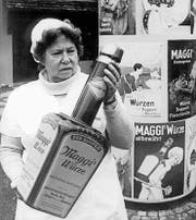 Eine Maggi-Angestellte macht mit einer riesigen Maggi-Flasche Werbung. Undatierte Aufnahme. (Bild: KEYSTONE/Str)