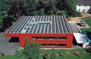 Blick auf die Photovoltaikanlage auf dem Dach des Schulhauses an der Schützenstrasse. (Bild: PD)