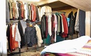 In den Räumlichkeiten der Lebensmittelabgabe in Heiden werden neu Kleider angeboten. (Bild: PD)