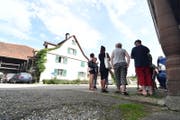 Aufgebrachte Menschen aus der Region haben sich spontan beim Hof des Tierquälers versammelt. (Bild: Manuel Nagel)