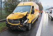 Der Lieferwagen nahm beim Unfall erheblichen Schaden. (Bild: kapo)