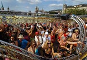 W wie Werbeeffekt: Wie viel bringt die Street Parade dem Standort Zürich? In Franken ist das schwierig zu beziffern. Die Organisatoren gehen von rund 120 Millionen Franken aus. Die letzte Studie dazu stammt indes aus dem Jahr 2003. Laut Ueli Heer, Sprecher von Zürich Tourismus, ist der Effekt jedenfalls stark positiv: «Die Bilder der tanzenden Menge werden in die ganze Welt ausgestrahlt.» (Bild: Keystone)