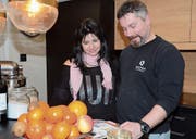 Rebecca und Daniel Nöthlich in der neugestalteten Küche. (Bild: Hanspeter Thurnherr)