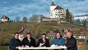 Die Vertreter der Hauptsponsoren erachten die strahlende Wintersonne als gutes Omen: Albert Marti (Amag Buchs), Heiko Diederichs (Sigma-Aldrich Merck), Sandro Uhlmann (Raiffeisenbank Werdenberg), Daniel Keusch (Blumen Keusch) und Rainer Kostezer (Mobilar Buchs-Sargans) unterzeichnen den Sponsoringvertrag – am Festspielort vor der Kulisse des Seeli und des Schlosses Werdenberg. (Bild: Thomas Schwizer)