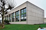 Die bestehende Turnhalle auf dem Steinacher Schulareal (Bild: Max Eichenberger)