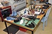 Hier in der Werkstatt von Schuhmacherin Ena Ringli entstehen verschiedene Schuhe aus Leder. (Bild: Lukas Hutter)