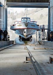 Das MS Thurgau auf dem Weg ins Trockendock in der URh-Werft in Langwiesen. (Bild: Donato Caspari)