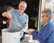 Pfarreiratspräsident Albert Segmüller beim Suppenausschank. (Bild: pd)