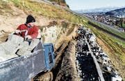 Auch im Winter geht die Arbeit nicht aus. Christian Herzog erstellt noch bis Mitte April neue Trockenmauern am Buechberg. (Bilder: Rudolf Hirtl)