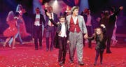 Beim Finale: Chris Rui Knie mit Clown David Larible und Chanel Marie Knie. Dahinter winken Raiffeisen-VR-Präsident Marcel Epper (rote Krawatte) und daneben Bankleiter Reto Inauen. (Bild: pd/Foto Winiger)
