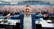 Der Präsident lässt sich feiern: Tony Bloom hat viel Geld in den Verein investiert. (Bild: imago (Brighton, 17. April 2017))