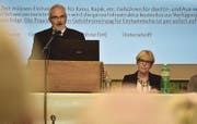 Gemeindepräsident Claus Ullmann verschafft sich Gehör, rechts Gemeinderätin Heidi Springmann. (Bild: Stefan Hilzinger)
