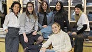 Das Team des Säntis-Fashion-Shops mit Betriebsinhaberin Christine Hanselmann (links) und Tochter Annina Hanselmann (3. von links), die 2014 in die Geschäftsführung eingestiegen ist. (Bild: PD)