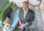 Mario Andreotti stellt heute die fünfte Auflage seines Standardwerks vor. «Ein Buch von unendlicher Brauchbarkeit», findet manch ein Autor. (Bild: Coralie Wenger)