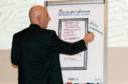 Daniel Meier alias Danini vermittelte Eltern auf besondere Art und Weise wichtige Informationen rund um die Kreativität. (Bilder: Heidy Beyeler)