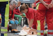 Christian Keeling und Sonja Danuser reanimieren einen Patienten.
