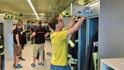 Die Angehörigen der Feuerwehr Weinfelden verstauen ihre persönliche Ausrüstung in den neuen Spinden im Sicherheitszentrum. (Bild: Mario Testa)