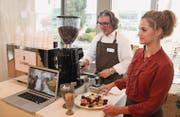 Neben der neuen Café Bar La Moka (Team im Bild) stellten sich weitere Wiler Jungunternehmen vor. (Bild: Christof Lampart)