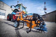 In der Swiss Future Farm wird getestet, wie effizient sich dieses Hackgerät computergesteuert einsetzen lässt. (Bild: Reto Martin)