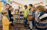 Schüler führen Besuchende durch die Räume der Scuola Vivante und erklären die Einrichtungen. (Bild: Hansruedi Rohrer)