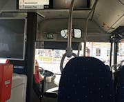 Immer wieder den Stop-Knopf gedrückt: Ein Fahrgast mit Kleinkind lieferte sich eine Auseinandersetzung mit dem Busfahrer. (Bild: jor)