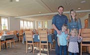 Daniela und Peter Knöpfel und die Kinder Andrin und Riana freuen sich über den gelungenen Umbau. (Bild: Karin Erni)