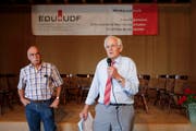 E wie EDU: Es gibt sie noch, die Gegner der Street Parade. Bei der christlich-konservativen Partei EDU etwa. Dort rangiert die Veranstaltung irgendwo zwischen Vorhölle und Gomorrha. Vergleichbar also mit einer Erotikmesse, aus deren Boxen Marilyn Manson kesselt. Bisher hat aber alles Beten nichts gebracht – abgesehen von ein paar verregneten Veranstaltungen. Der letzte Versuch einer weltlichen Macht, die Parade zu stoppen, liegt übrigens weit zurück. 1994 war's, als der Zürcher Polizeivorsteher Robert Neukomm ein Verbot durchsetzen wollte. Begründung: «Die Street Parade ist zu gross, zu laut und verschmutzt die Strassen. Zudem interessiert sie nur einen unwesentlichen Teil der Bevölkerung.» Ein Proteststurm zwang die SP-Spassbremse dann aber zum Rückzug. (Bild: Keystone)