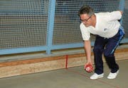 Konzentration bei der Ballabgabe, Luigi Legittimo vom Alcan-Team. (Bild: Rudolf Käser)