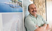 Freut sich auf die Sanierung der Stedi: Der Ermatinger Gemeindepräsident Martin Stuber steht vor der Tafel mit den Plänen und Bildern des Siegerprojekts. (Bild: Donato Caspari)