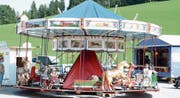 Eine Chilbifahrt auf dem nostalgischen Karussell (Bild: Andy Lehmann)