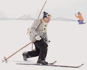 Besondere Herausforderung: Mit Holzskis die Rennpiste bewältigen. (Bild: pd)