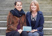 Erste Zusammenarbeit: Schriftstellerin Laura Vogt und Grafikerin Amanda Züst. (Bild: sso)