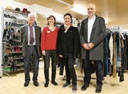 Der Laden-Gründer Martin Hofmann, die Regionalleiterin Kathrin Gabathuler, die Laden-Mitarbeiterin Astrid Gallusser und der Christian Rupp, Geschäftsleiter des Roten Kreuzes des Kantons (v.l.n.r.). (Bild: mre)