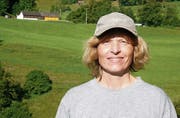 Patrizia Gabathuler aus Oberschan besitzt mit ihrem Mann Hans die schönste Talwiese. (Bild: Martin Arnold)