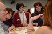 In fünf Gruppen diskutierten die Teilnehmenden spezifische Themen. Die Erkenntnisse fliessen in die Projektarbeit ein. (Bild: Hanspeter Thurnherr)