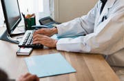 Das elektronische Patientendossier hätte viele Vorteile, doch viele Ärzte scheuen den Umstellungsaufwand. (Bild: Christian Beutler/Keystone)